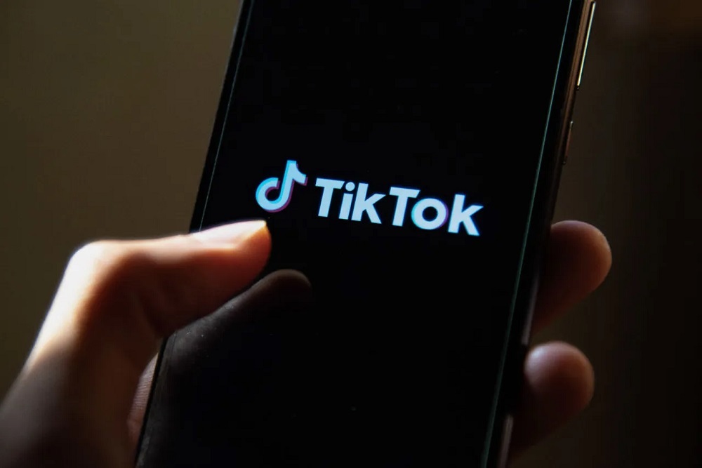 TikTokのロゴを表示したスマホ