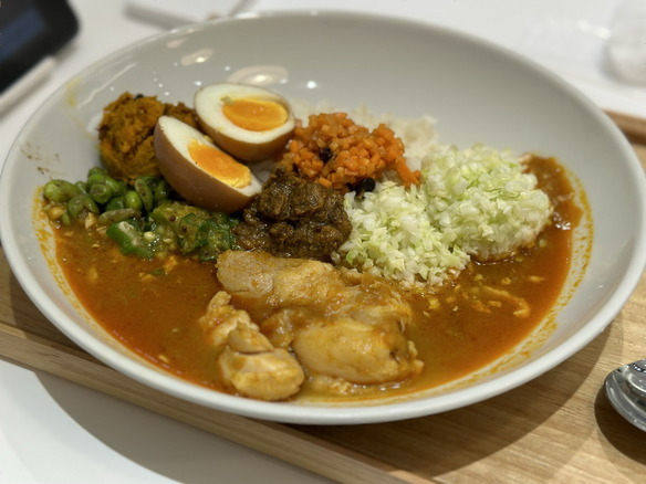 アプリでしか買えないカレー、東京「KITTE丸の内」に旗艦店--イートインも対応