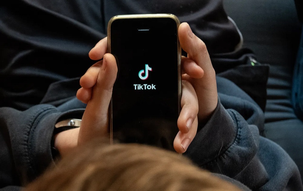 TikTokのロゴが表示されたスマートフォン