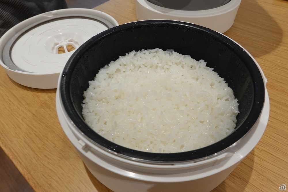 炊きたてのおひつを開けた瞬間、ピカピカのお米が見えて期待が高まる。試食したが、しっかり粒感ですっきりとしたごはんはおいしかった