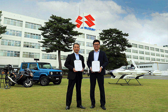 （左から）スズキ 常務役員 神代英俊氏、SkyDrive 代表取締役CEO 福澤知浩氏
