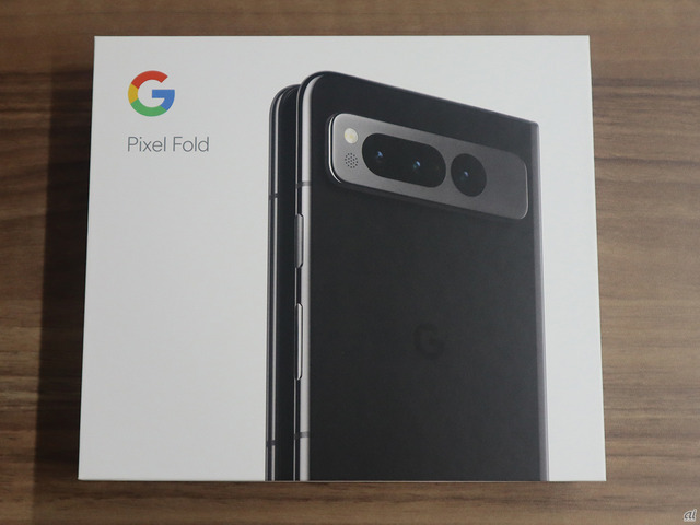 　グーグルとして初めての折りたたみスマートフォン「Google Pixel Fold」。7月中旬とされていた発売日は7月下旬へと変更になり、「Googleストア」で予約を受け付けている。さまざまな角度から写真で見ていこう。