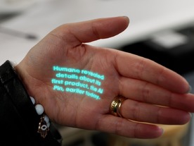 手のひらに投影できるウェアラブルAIプロジェクターの開発元Humane、クアルコムと提携