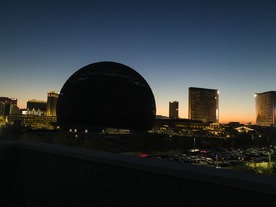 ラスベガスの巨大球形アリーナ「The Sphere」--ゴーグルなしのVR体験を目指す