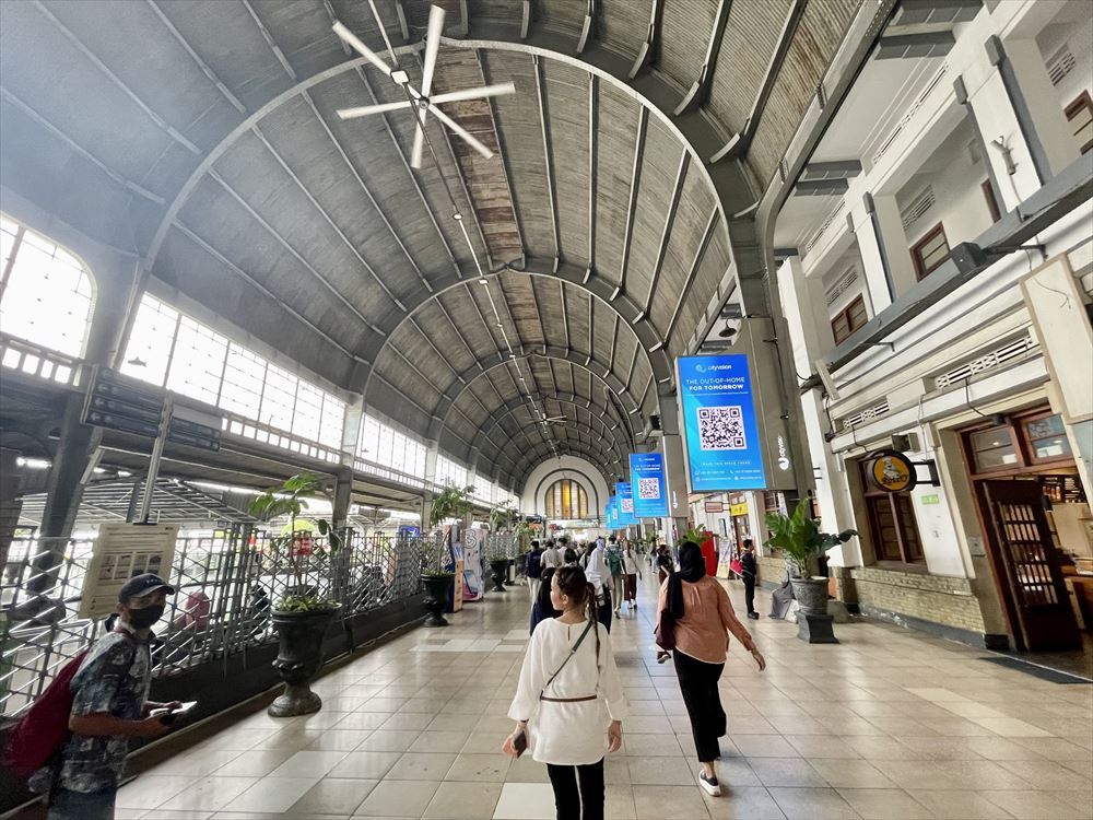 KAIコミューター ジャカルタ・コタ駅の構内