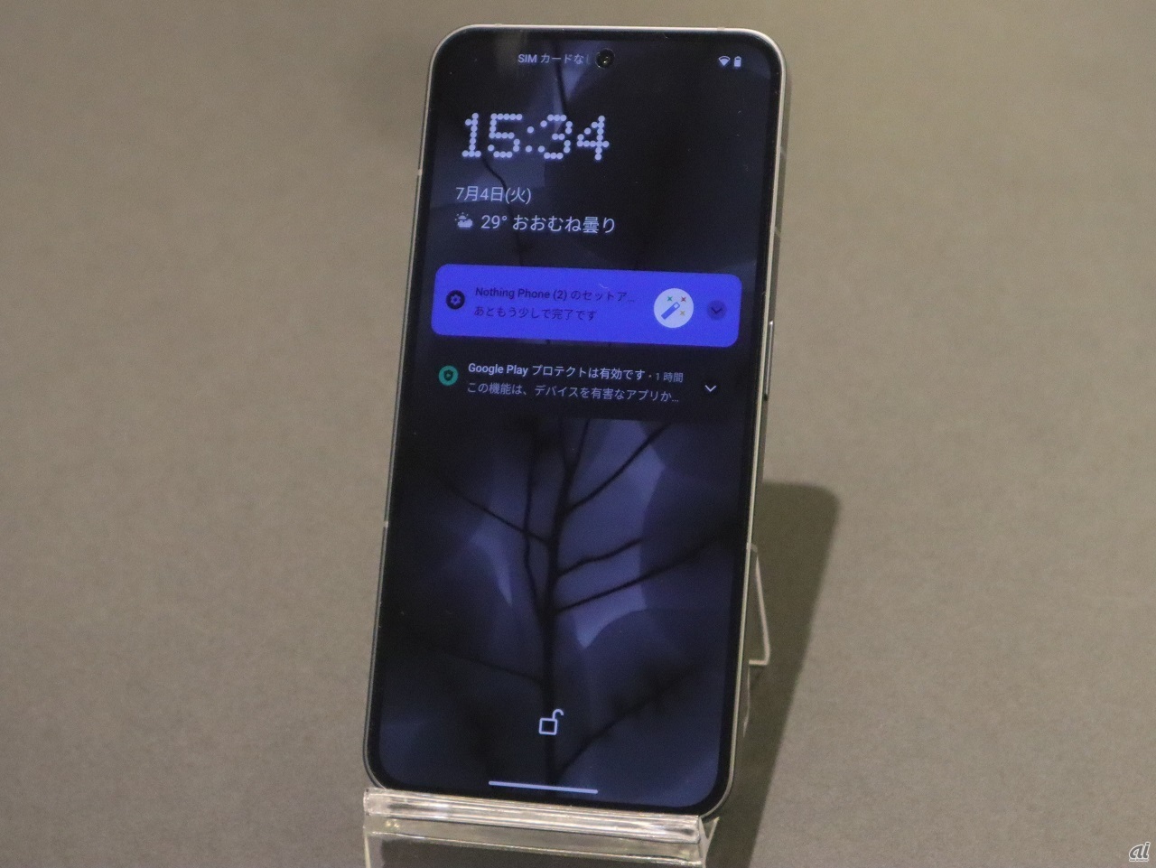 時計がNothing Phoneの特徴の1つとなるドットフォントで表示されている