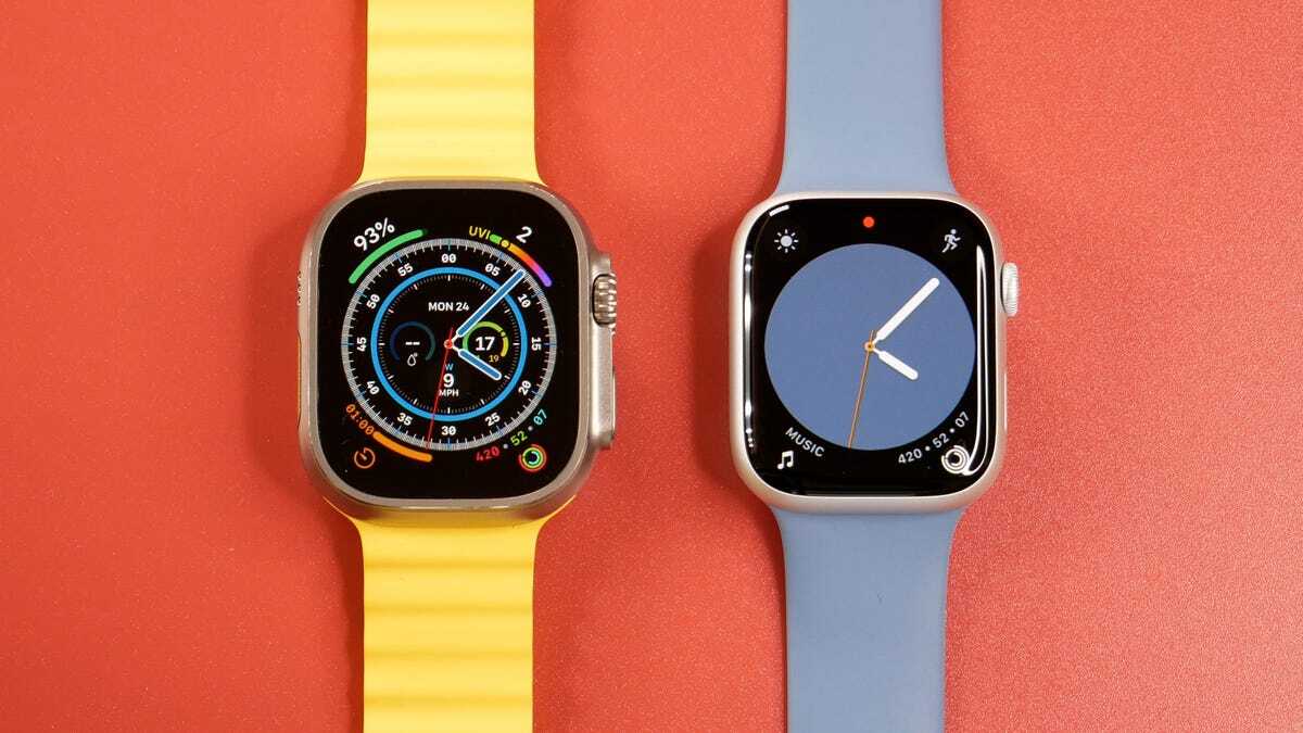 Apple Watch UltraとApple Watch Series 8を並べた写真