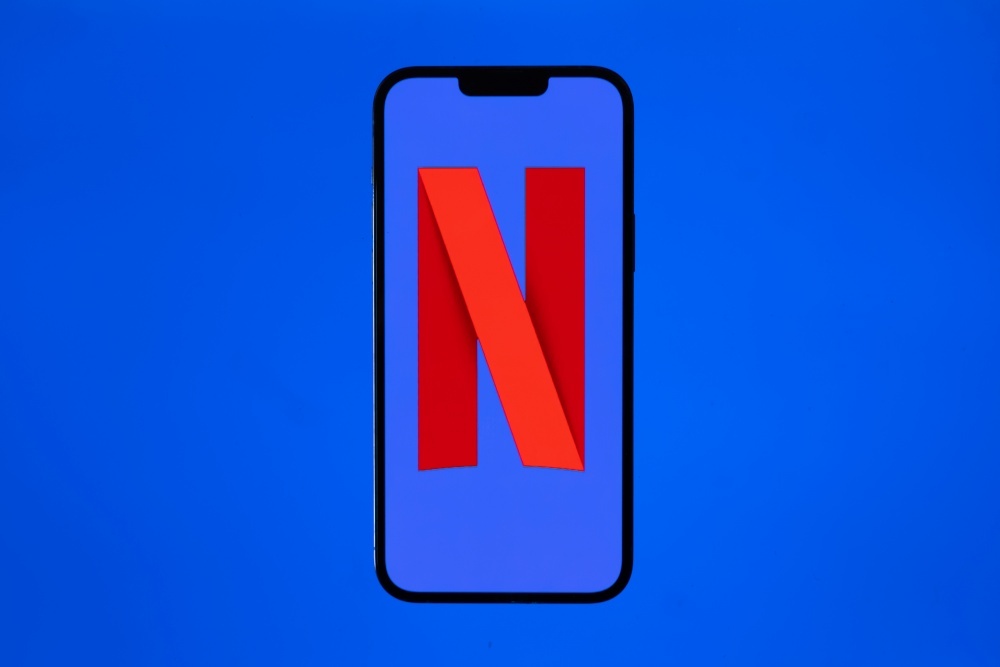 Netflixのロゴを表示したスマホ