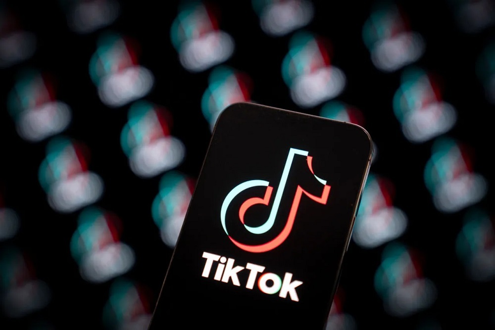 TikTokのロゴを表示したスマホ