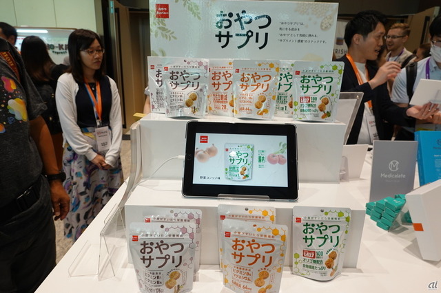 　ベビースターラーメンで知られる「おやつカンパニー」は、栄養補給の新スタイルとしてサプリメント感覚のスナック菓子「おやつサプリ」を出展した。4月から販売を始めたもので、普段の食事に加えて、ビタミン、マグネシウムなどの気になる成分を”おやつ”として美味しくとれるのが特長。