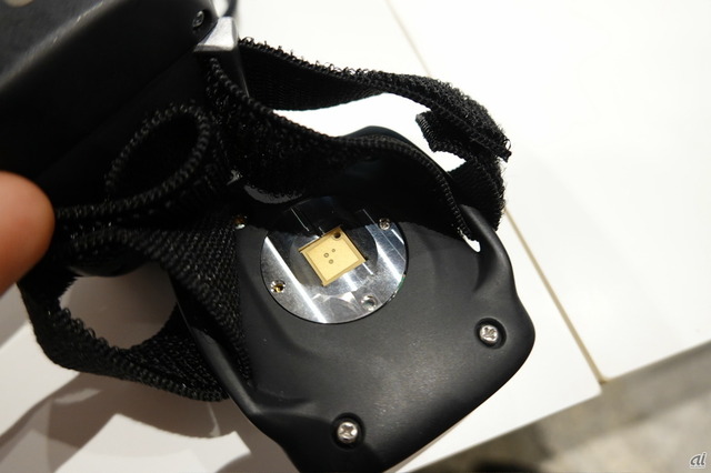 　身体に電磁波を照射すると、生体グルコースが電磁波を吸収。吸収されずに反射して戻ってくる電磁波の強度からグルコース濃度を推定するという。それにより、血液を採取せずに血糖スパイクを見つけたり、食事後の行動と血糖値の関係を把握したりできる。