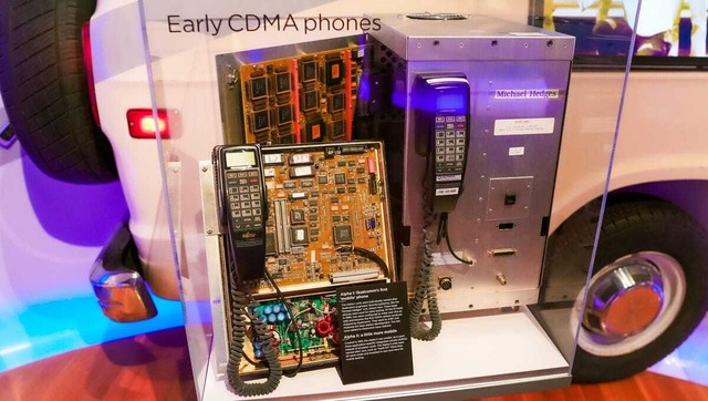 　QualcommはCDMAの開発に乗り出していた。当時、CDMAはTDMAと競合するものとして開発されていた。PacTel Cellular（後にVerizon Wirelessの一部となる）は、CDMAをいち早く採用した企業の1つだ。