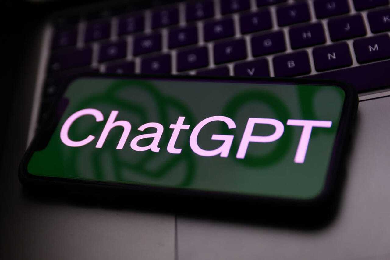 ChatGPTと表示されたスマートフォン