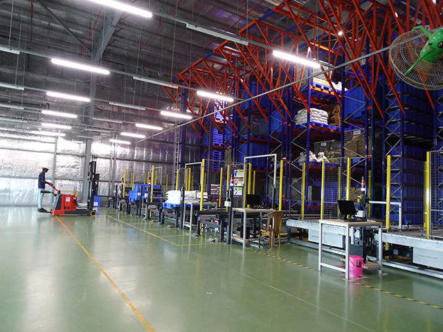 約1万箱、約2000パレットの収容能力を持つ自動倉庫