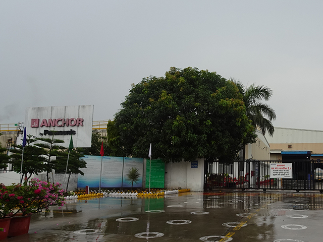 ハリドワール工場の外観。2007年に買収したインドの配線器具会社「ANCHOR Electrical」のブランドも残す