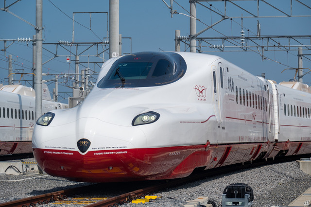 【新幹線N700S「かもめ」】
　2022年9月に開業した西九州新幹線（武雄温泉～長崎間）では、6両編成のN700Sが「かもめ」として運転されている。

　N700SはJR東海が開発した車両だが、かもめ用の編成は、東海道・山陽新幹線用とはデザインが大きく異なっている。車体下部はJR九州のコーポレートカラーである赤に塗装されたほか、側面には「かもめ」ロゴや文字によるレタリングを配置。デザイン発表当時のJR九州社長、青柳俊彦氏が揮毫した「かもめ」ロゴも描かれている。

　リデザインを手掛けたのは、インダストリアルデザイナーの水戸岡鋭治氏。これまでにもJR九州のさまざまな車両をデザインしている。