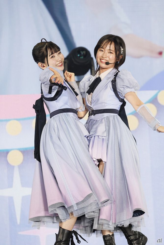 薮島朱音さん（米女メイ役）（右）、大熊和奏さん（若菜四季役）（左）
