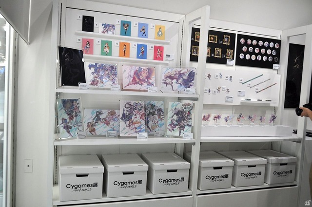 　物販フロアも設けられ、オリジナルグッズなどを販売。