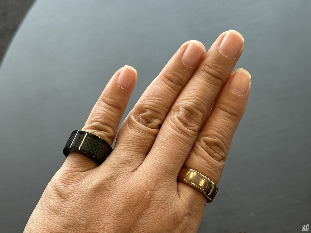 小指につけているのがTwooCa Ring、人差し指はリング型ヘルストラッカー、第三世代の「Oura Ring」。比較するとTwooCa Ringは厚みがあるのがわかる