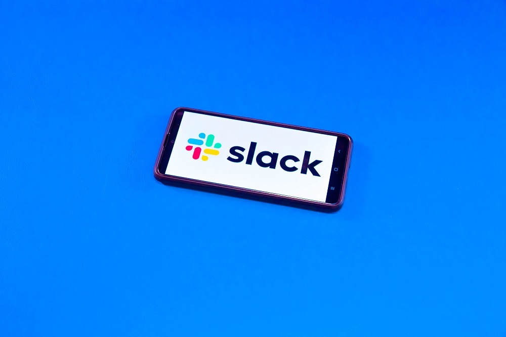 Slackのロゴを表示したスマホ