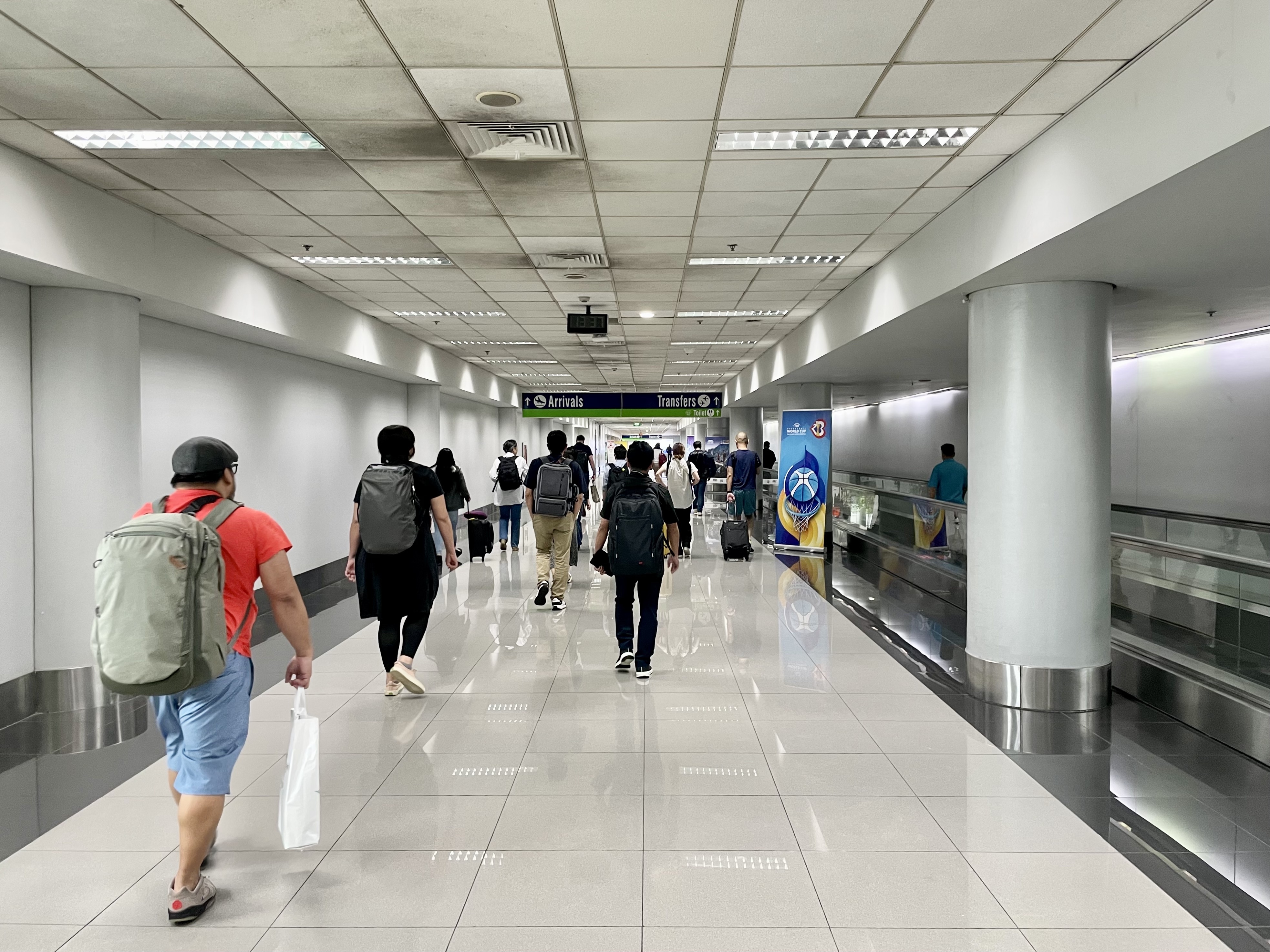 どことなく成田空港に雰囲気が似ているニノイ・アキノ国際空港。表示は濃紺とグリーンというドラッグストアのようなカラーで統一されている