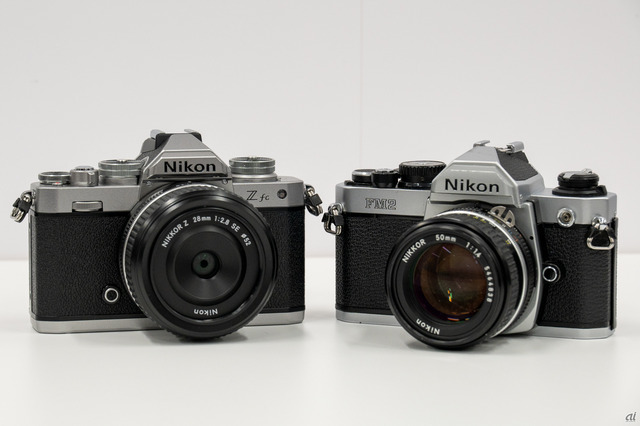 　Z fc（左）と、Z fcやZ fのデザインモチーフとなったフィルムカメラ、FM2（右）。