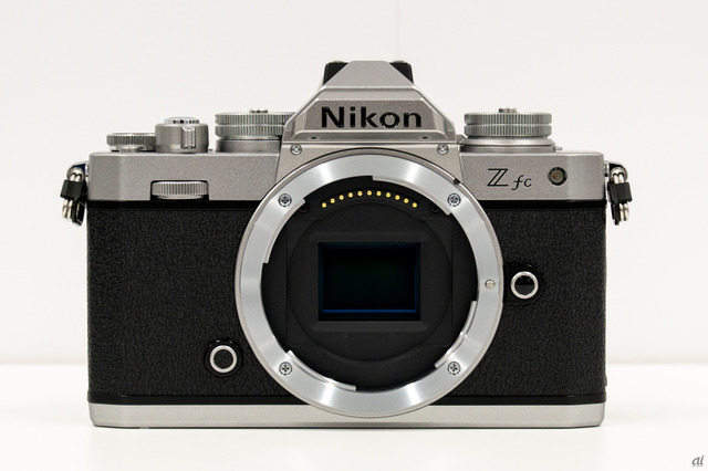 　APS-Cサイズのセンサーを搭載するZ fc。有効画素数は2088万画素だ。