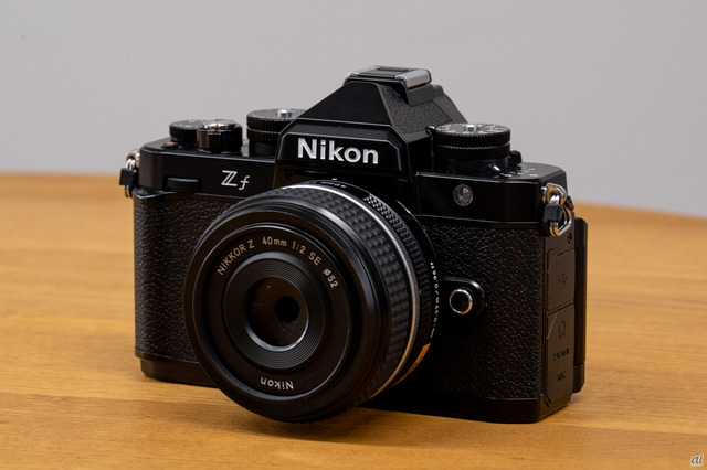 　ニコンの新型ミラーレスカメラ「Z f」。フィルムカメラ「FM2」をモチーフとした、ヘリテージデザインのカメラだ。