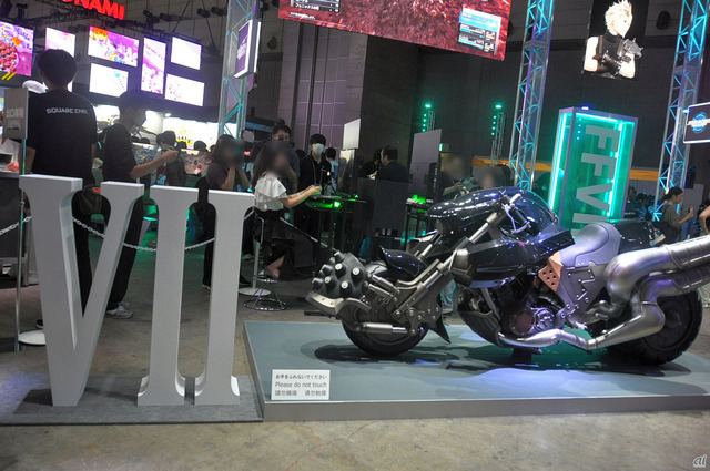 　主人公のクラウドが乗ったバイク「ハーディ=デイトナ」を展示。