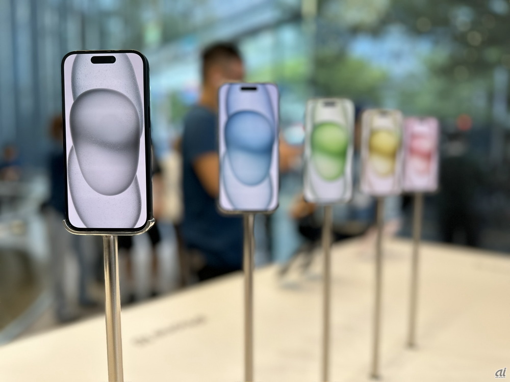 iPhone 15/iPhone 15 Plusのカラーは5色がラインアップ。カラーインフューズド背面ガラスと、アルミニウムの筐体を採用している