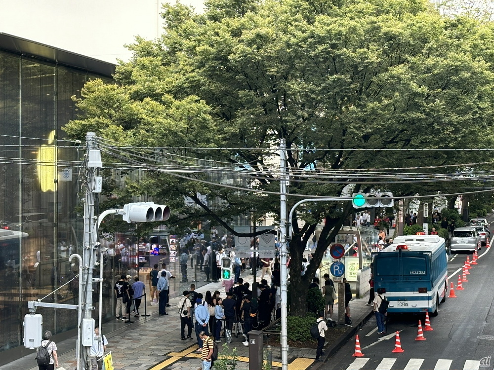 東京・表参道にあるアップルの直営店「Apple 表参道」。朝7時半ごろの様子。多くの予約客と報道陣に加えて、多くの警察官が出動していた