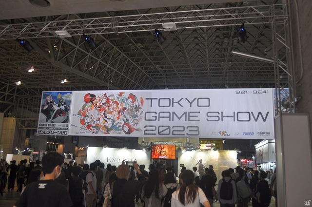 　「東京ゲームショウ2023」一般公開日（24日）における、展示ホール（1～8）入り口付近の様子。
