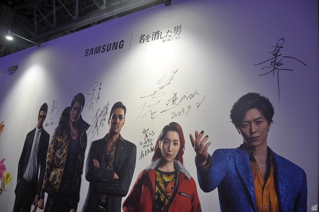 　ちなみにSamsungブースの壁には、ゲームキャラクターが描かれており、一般公開日にはクリエーターやキャストによるサインも書かれていた。