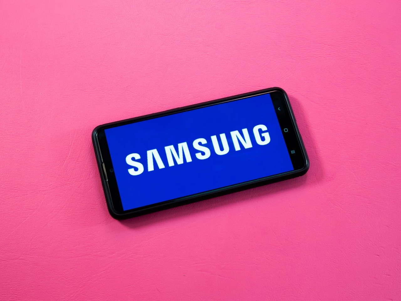Samsungのロゴを表示したスマホ