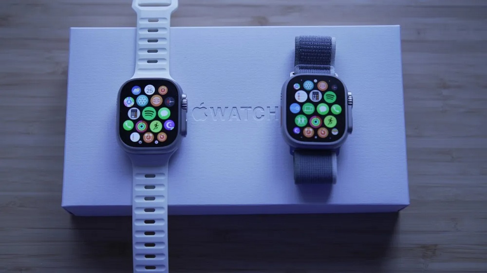 Apple Watch Ultra 2とApple Watch Ultraを梱包箱の上に置いた様子