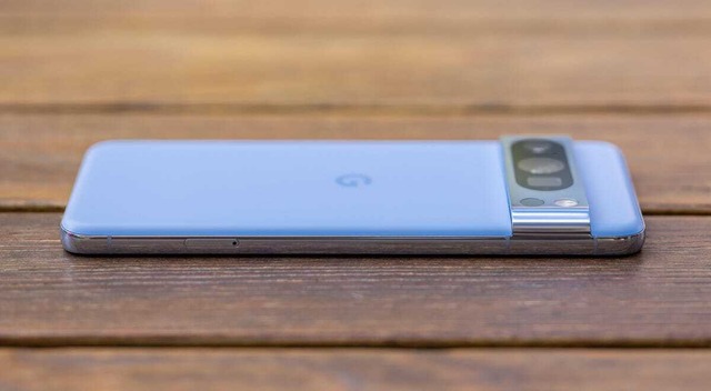 　Pixel 8 Proは重さが213gで、背面は新しいマット仕上げのガラスで覆われている。