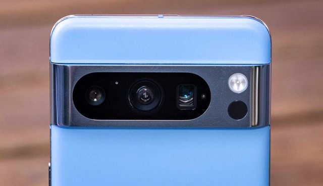　Pixel 8 Proのカメラバーの「カプセル」型にくりぬかれたエリアには、絞り値がf/1.95の48メガピクセルウルトラワイドカメラ（左）、レンズの絞り値がf/1.68の50メガピクセル広角カメラ（中央のメインカメラ）、そしてレンズの絞り値がf/2.8の48メガピクセル望遠カメラ（右）が収納されている。