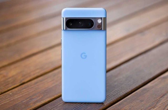　Pixel 8 Proには、「Bay」（ベイ）と呼ばれる新たな青色のカラーバリエーションが導入された。内蔵されているプロセッサーは「Google Tensor G3」だ。