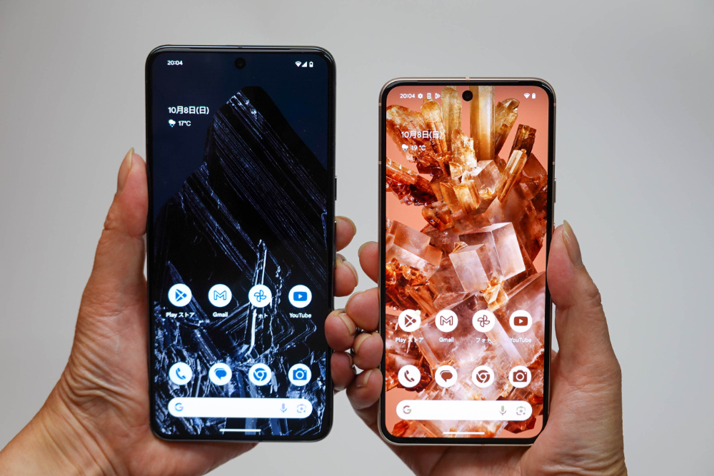 コンパクトになったPixel 8（右）とPixel 8 Pro。Pixel 8は「Corning Gorilla Glass Victus」、Pixel 8 Proは「Corning Gorilla Glass Victus2」のカバーガラスを採用。指滑りの良さは相変わらずだ
