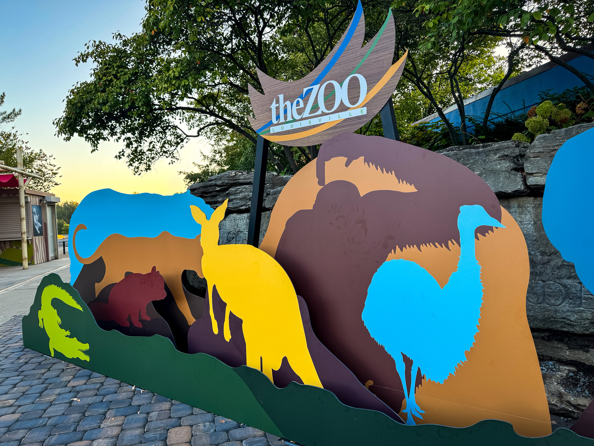 早朝のルイビル動物園の入り口。背後に広がる空の色とうまく対比できており、ダイナミックレンジの向上がうかがえる。