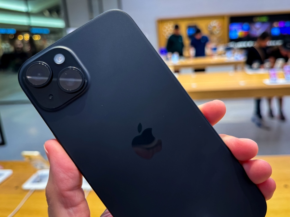 iPhone 15 Pro Maxのカメラで、アップルストアの「iPhone 15 Plus」のブラックモデルを撮影。iPhone 15 Plusの高い質感をうまく表現できている。