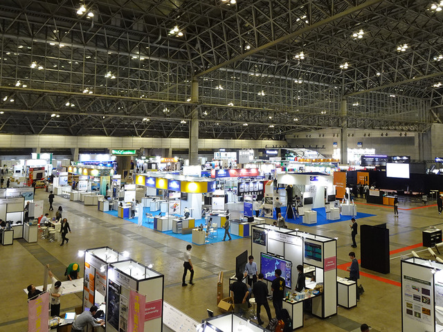 　「CEATEC 2023」が、千葉の幕張メッセで10月17～20日まで開催されている。2023年のテーマは「経済発展と社会課題の解決を両立する『Society 5.0』の実現を目指し、あらゆる産業・業種の人と技術・情報が集い、『共創』によって未来を描く。」。「共創の場」とも位置づけるCEATEC 2023の会場内では、企業同士のコラボレーション出展が目立ったほか、環境面に配慮した出展が数多く見られた。ここでは会場で気になった新技術や参考出品を写真で紹介する。