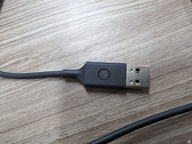 　USB端子側に確認できるボタンは、本体が動作しない場合に利用する。