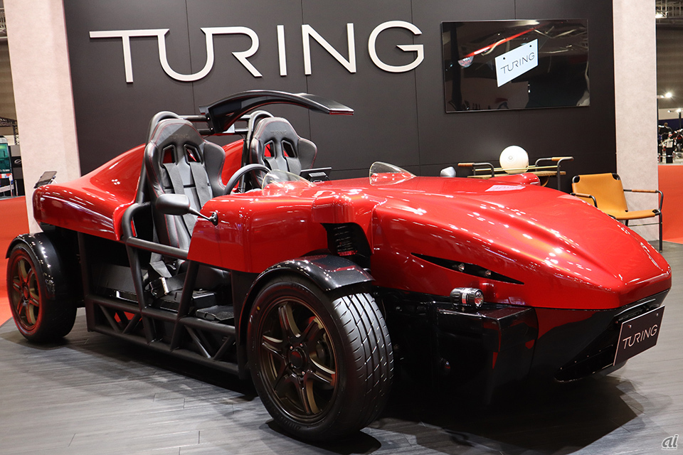 チューリングは、東7ホール「次世代モビリティ関連モータースポーツエリア」に完全自動運転車へのマイルストーンとして製作したコンセプトカー「Turing Machine Alpha」（チューリングマシン アルファ）を展示