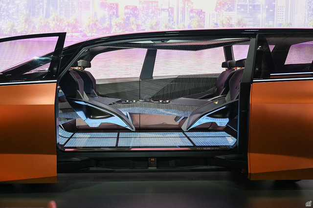 　「ニッサン ハイパーツアラー」では完全自動運転技術を搭載。運転席と助手席は360度回転でき、走行中でも対面での会話が可能となる。