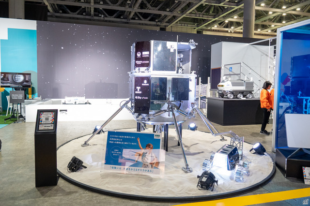 　ispaceの「HAKUTO-R」月着陸船も模型が展示されていた。