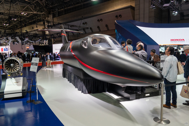 　クルマだけでなく、飛行機「HondaJet」も手掛けるホンダ。会場では、新型機「HondaJet Elite II」の機内展示や、エンジンの実物展示も見られた。