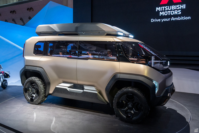 　三菱自動車が公開した「MITSUBISHI D:X Concept」。「未来の『デリカ』」をイメージしたという。
　バッテリーEVの展示が目立つ本イベントだが、このクルマはプラグインハイブリッド（PHEV）。環境への配慮と航続距離を両立させた結果だという。