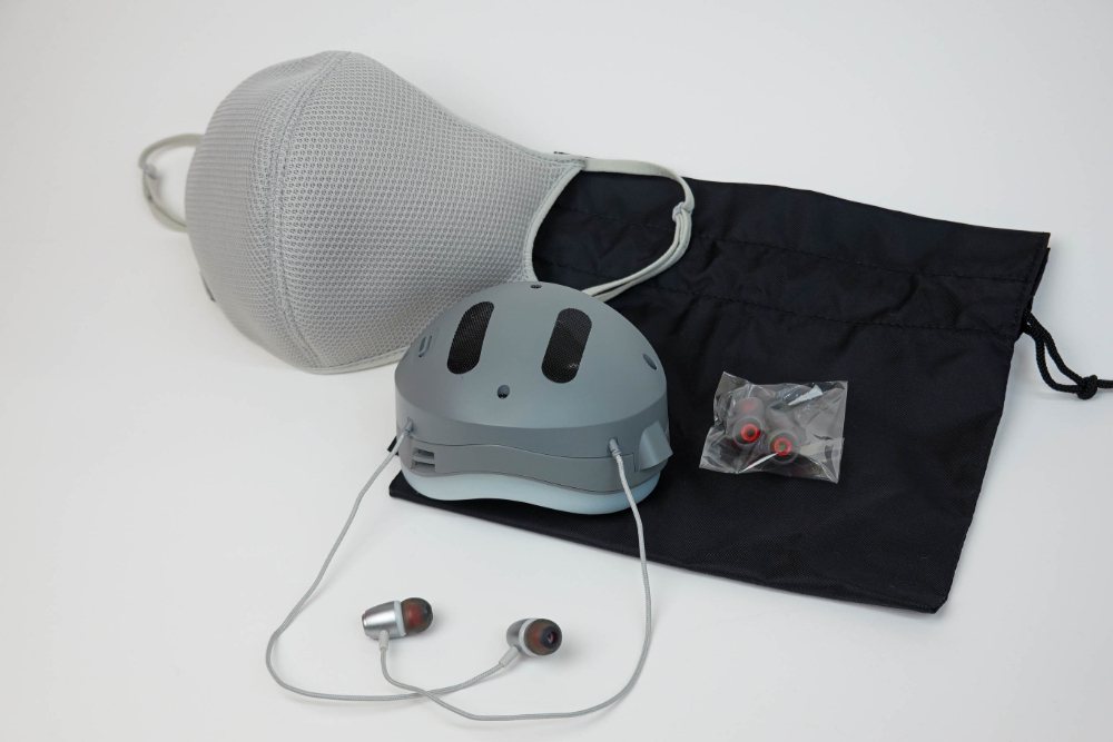 セットには、シリコン製のマウスパッドを装着したデバイス本体と、マスク型のファブリックカバー、複数サイズのイヤーパッド、巾着袋が同梱されていた