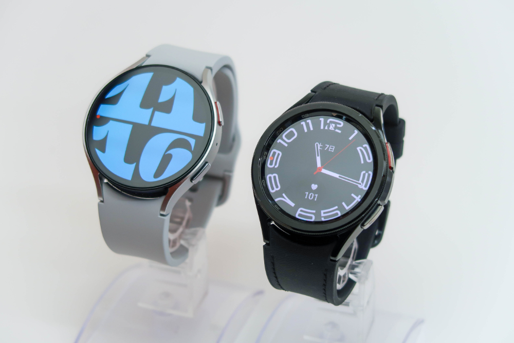 Galaxy Watch6（左）は写真の44mmと40mm、Galaxy Watch6 Classic（右）は47mmと写真の43mmの2サイズを展開。ディスプレイはどちらも1.5インチと1.3インチ